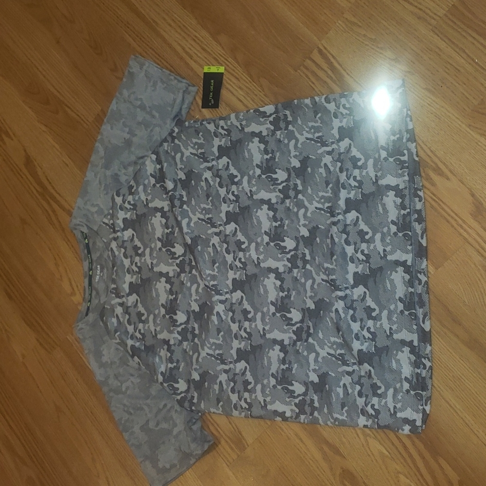 New tek gear  T shirt in camouflage gray and reflective accents size XL